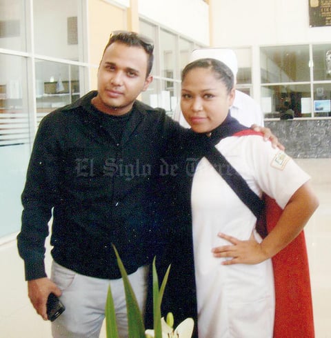 30082015 Presente en esta ceremonia se encontró su esposo, el Sr. Jorge Alberto Hernández Terrazas, quien la felicitó por este gran logro.