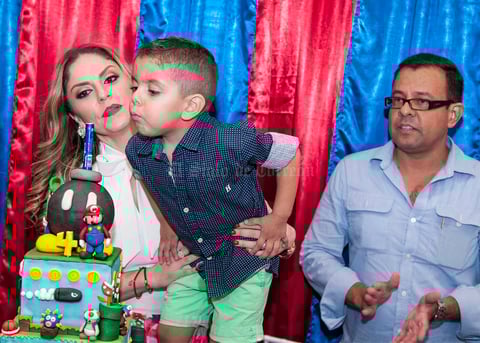 El cumpleañero acompañado de sus papás