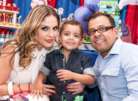 Santiago con sus papás, Verónica y Héctor