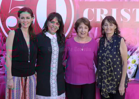 Acompañada de su mamá, María Elena Faya de Fernández, y sus hermanas, Alejandra y Elena