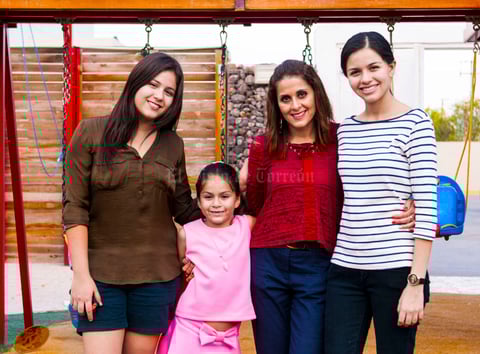 Acompañada de su mamá, Claudia Alonso, y sus hermanas, Alejandra y Laura
