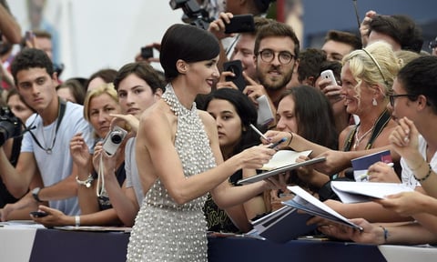 La actriz española Paz Vega firmó autógrafos a sus fanáticos.
