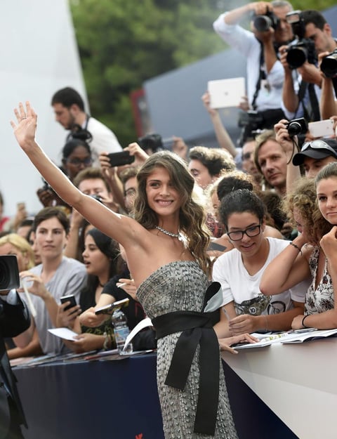 En la proyección, la actriz italiana Elisa Sednaoui deslumbró a su llegada.