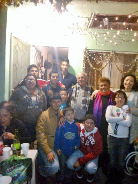 03092015 José Luis y Virgina Arrambide con sus nietos.