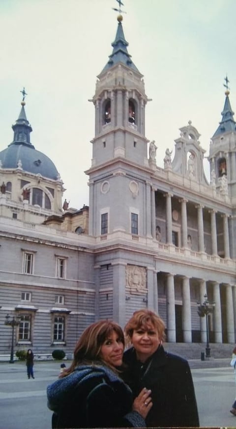 03092015 Martha Beatriz Saldaña y Lety Rojas en su viaje por Europa.