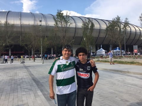 03092015Óscar Ignacio Madero Garagarza con su hijo Juan Ignacio Madero Gtz. en el partido Monterrey - Santos en el Estadio BBVA Bancomer.