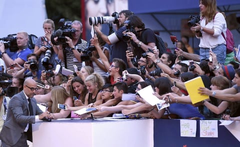 El actor estadounidense Stanley Tucci fue aclamado por sus fanáticos a quienes accedió a darles autógrafos.