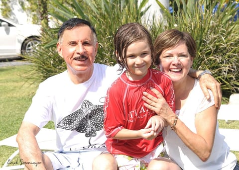 Con sus abuelos, Ramón García y Gaby Garza de García