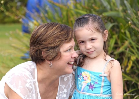 Gaby Garza de García con su pequeña nieta