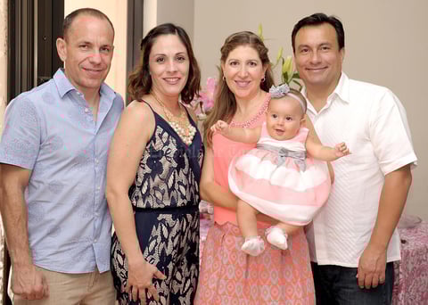 María Sofía con sus papás, María del Carmen y Eduardo, y sus padrinos, Bertha y Antonio