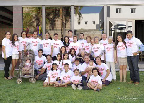 Ángela con sus hijos, nietos y bisnietos
