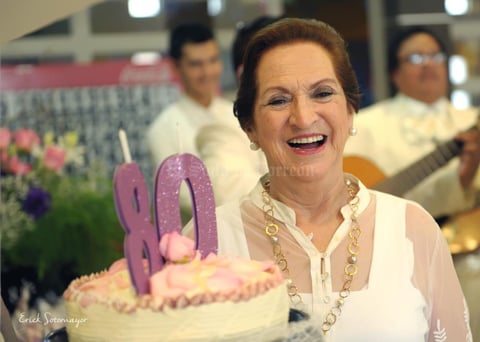 La feliz cumpleañera