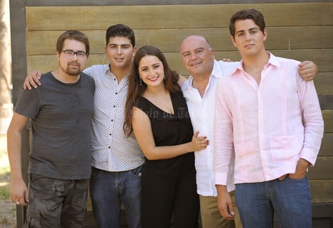 Jesús con sus hijos Bernardo, Eduardo, María Elisa y Roberto