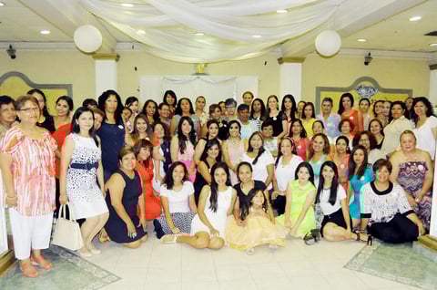 05092015 Amigas y familiares le desearon lo mejor para su próxima vida de casada.