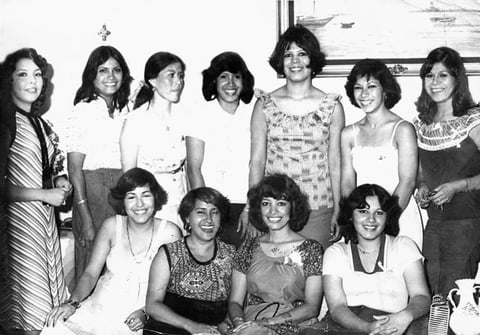 06092015 Despedida de soltera de Cuquis Muñoz Ortiz, la acompañan Tere, Chayito, Martha,
Dora Alicia y Lupe, entre otras, en 1978.