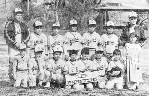 06092015  GUISA Representaciones, equipo que participaba en la Liga Infantil de Beisbol Sertoma, que estaba integrado por: Ángel Lozada, Guillermo Torres, Mauricio Guizar, José A. Treviño, Luis Cervantes, Leopoldo Olvera y Alfredo Ortega, y la madrina, María Idalia Chapa. De pie, a las orillas: Enrique Guizar (manager) y Enrique Guizar jr. (auxiliar).