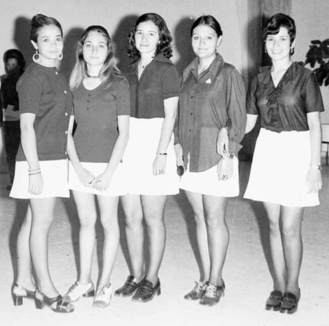 06092015 Presentes en un evento del Colegio Mijares en 1975: Lety Garza, Linda Ramírez, Aurorita Urdaibay, Brenda Arias y Conchita Mota.