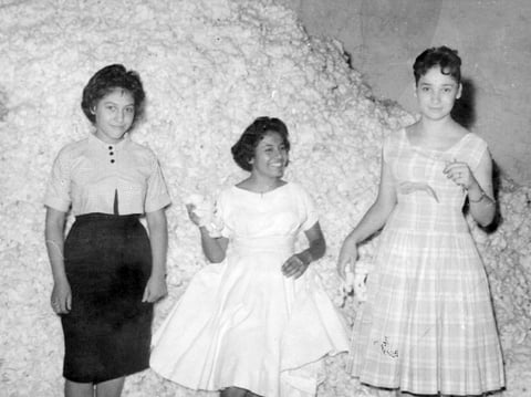 06092015 Recuerdo de la temporada de algodÃ³n, en la planta en los montones del patio. Raquel Quiroz, Hortencia de la Rosa y Tita Rivera, el primero de octubre de 1960.