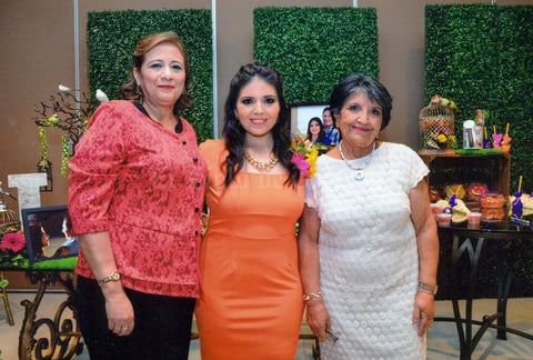 06092015 Las anfitrionas de la celebración fueron: su mamá, la Sra. Irma Delia Mata, y su futura suegra, la Sra. Cecilia Márquez.