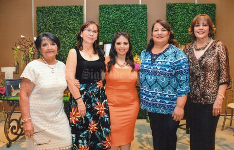 06092015 Recientemente, le fue ofrecida una hermosa fiesta prenupcial a la Srita. Daniela I. Flores Mata; estuvo acompañada por su mamá, la Sra. Irma Delia, Hortensia, Lupita y Marilolis.