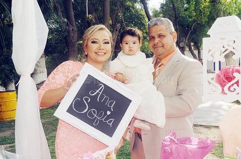 06092015 CELEBRAN.  Ana Sofia Ortiz Vázquez con sus papás, Juan Ortiz Mendoza y Ángeles Vázquez de Ortiz.