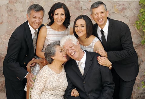 06092015 BODAS DE ORO.  Delfina Andrade y José Luis Monreal celebraron 50 años de feliz matrimonio. En la imagen, los acompañan sus hijos: José Luis, Adrián Alejandro, Julia Isabel y María Marcela.