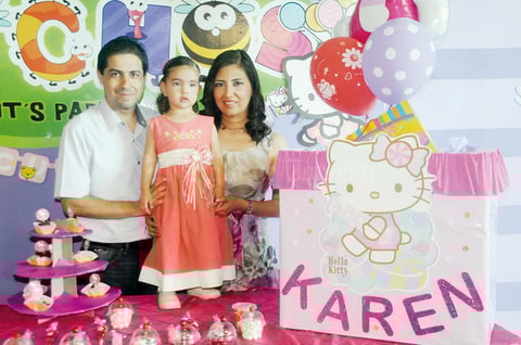 06092015 CUMPLE DOS AñOS.  Karen Azucena con sus papás, Raúl Robles del Río y Silvia Azucena Ortiz de Robles.