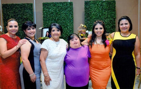06092015 Muy emocionada lució la festejada por su próximo enlace matrimonial. Por tan importante acontecimiento, recibió muchas felicitaciones y muestras de cariño. En esta fotografía, la acompañan: Luz Mayela, Aracely, su mamá, la Sra. Irma Delia, Liliana y Verónica.