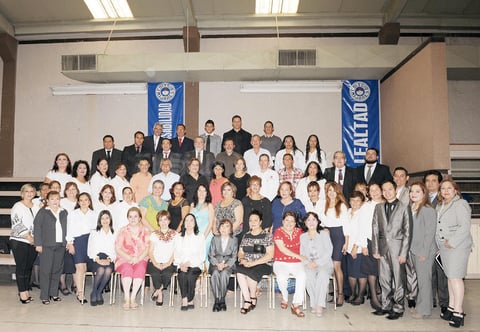06092015 LA FOTO DEL RECUERDO.  Exalumnos del Colegio Mijares generación 1972-1975 acompañados del personal del plantel educativo.