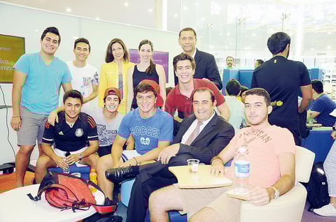 06092015 POSAN PARA LA FOTO.  Directivos del Tec de Monterrey conviviendo con algunos estudiantes.