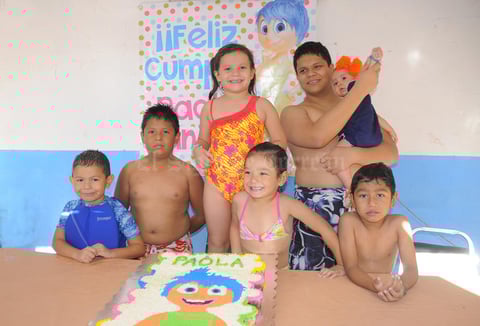 06092015 EL CUMPLE DE PAOLA.  La festejada con Enrique, Mateo, Gil, Sofía, Saúl y Ana.