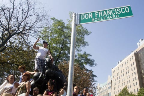 "Don Francisco Boulevard" es el nombre que desde hoy figura en la calle 168 y Broadway, en el Alto Manhattan, hogar de la comunidad dominicana en Nueva York.