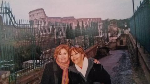 10092015 Lety Rojas y Martha Beatriz Saldaña en su viaje por
Europa.