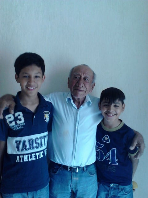 10092015 Sebastián y Santiago con su abuelo Ricardo Jara.