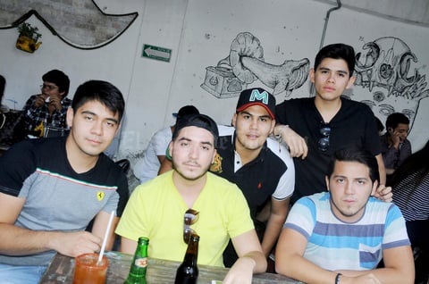 10092015 SE DIVIERTEN.  Eduardo, Jorge, Óscar, Marcelo y Adrián.
