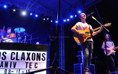 Ante alumnos de la institución y algunos fans que lograron colarse, Los Claxons Castillo hicieron un recorrido de sus éxitos desde las 20:20 horas.