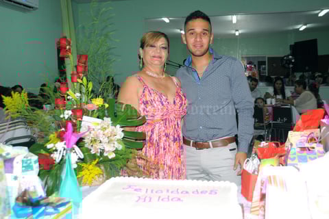 12092015 FELIZ CUMPLEAñOS.  Hilda María con su hijo, José Alberto.