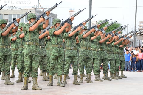 Para finalizar un grupo de militares ofreció un disparo de salva de fusilería por los Niños Héroes.