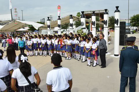 Estudiantes de diferentes escuelas acudieron a la ceremonia.