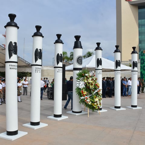 Un improvisado monumento se colocó en la explanada de la Plaza Mayor.
