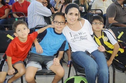 14092015 Luly de Riquelme, Stefany Hernández y Goreti Álvarez.
