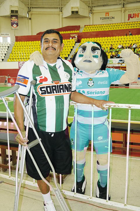 13092015 POSAN PARA LA FOTO.  Alberto y El Guerrerito.