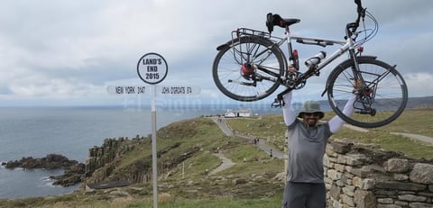 14092015 Alberto Cisneros en la llegada a Land's End. Land's End, Inglaterra.