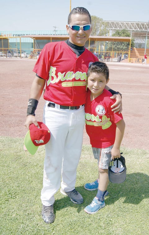 14092015 BEISBOLISTAS.  Yahir Vitela con su hijo Yahir.