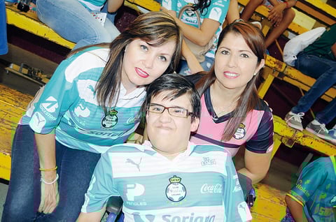 13092015 APOYAN AL SANTOS.  Gerardo Bustamante con Gabriela Bustamante y Margarita Morón.