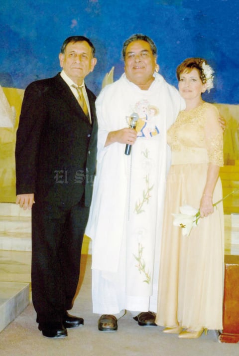 13092015 La feliz pareja acompañada del Pbro. Gerardo Zataráin.