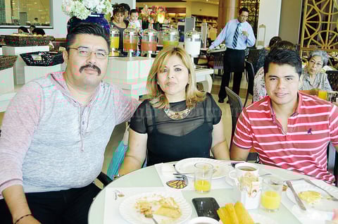 13092015 Jorge Espinoza, Yadira Vega y Jonathan Vega.