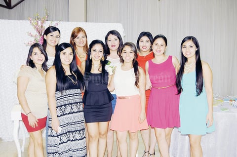 13092015 Ameno día pasó la festejada en compañía de las anfitronas de esta bonita celebración.