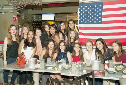13092015 FELIZ CUMPLE.  Anabel celebró sus 15 años de vida acompañada de sus amigas del colegio.