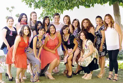 14092015 BODA EN OCTUBRE.  Tayde Areli Flores de la Cruz, acompañada de sus amigas, en la despedida de soltera que se le organizó con motivo de su enlace nupcial con Carlos Eduardo Álvarez Vargas.